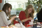 Sandra Gehle und Kim Roggenbuck (vl.) vom Bad Driburger Gymnasium haben sichtlich Spaß beim Besuch des Fachbereichs Ingenieurwissenschaften und Mathematik der FH Bielefeld.