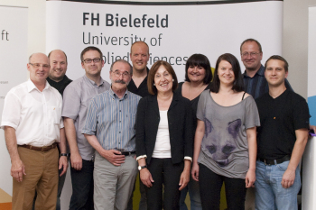 Gruppenbild mit Frank-Rüdiger Bürgel, Christoph Beier, Professor Dirk Fütterer, Gottfried Jäger, André Nickels, Professorin Beate Rennen-Allhoff, Mareicke Knocks, Elena Perschin, Professor Dr. Andreas Beaugrand und Sven Adam, die sich über das neue Corpor