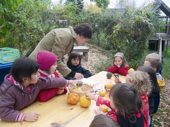 Picknick-Zeit für die Kita-Kinder im Garten