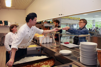 Essensausgabe in der Mensa