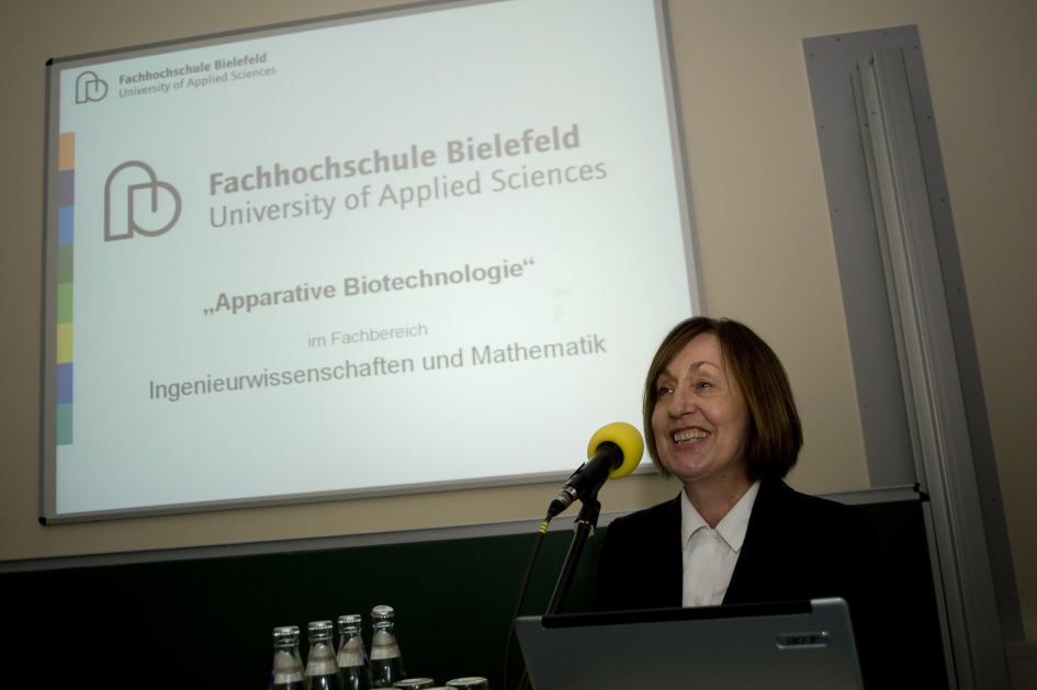 Frau Rennen-Allhoff hält eine Ansprache am Mikrofon vor einer PPP