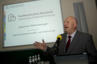 Herr Micus begrüßt die anwesenden Gäste
