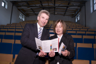 Prof. Dr. Andreas Pinkwart, Minister für Innovation, Wissenschaft, Forschung und Technologie NRW, und Prof. Dr. Beate Rennen-Allhoff, Präsidentin der FH Bielefeld, vereinbaren einen Ausbau des Standorts Minden.