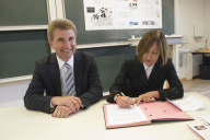 Innovationsminister Prof. Dr. Andreas Pinkwart und Präsidentin Prof. Dr. Beate Rennen-Allhoff unterzeichnen die Ziel- und Leistungsvereinbarung zum Ausbau des FH-Standortes Minden.