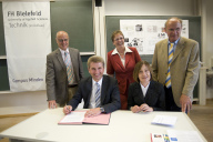 Innovationsminister Prof. Dr. Andreas Pinkwart und Präsidentin Prof. Dr. Beate Rennen-Allhoff unterzeichnen die Ziel- und Leistungsvereinbarung. Im Hintergrund: Regierungspräsidentin Marianne Thomann-Stahl mit dem stellvertrendem Bürgermeister Harald Stei