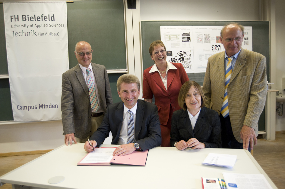 Innovationsminister Prof. Dr. Andreas Pinkwart und Präsidentin Prof. Dr. Beate Rennen-Allhoff unterzeichnen die Ziel- und Leistungsvereinbarung. Im Hintergrund: Regierungspräsidentin Marianne Thomann-Stahl mit dem stellvertrendem Bürgermeister Harald Stei
