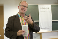 Prof. Dr. Andreas Beaugrand, Vizepräsident für Studium, Lehre und Studienreform, erläutert das Studienangebot im neuen Fachbereich Technik am Standort Minden.