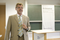 Prof. Dr. Friedrich Biegler-König, Vizepräsident für Planung und Finanzen, erläutert die Ausbaupläne der FH Bielefeld am Standort Minden.