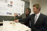 Prof. Dr. Andreas Uffelmann erläutert Innovationsminister Prof. Dr. Andreas Pinkwart die Neubaupläne am Campus Minden.