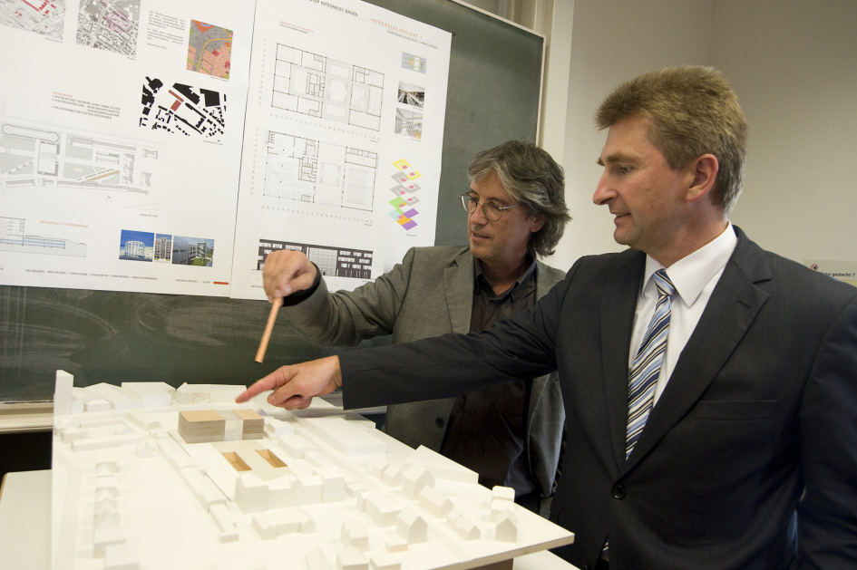 Prof. Dr. Andreas Uffelmann erläutert Innovationsminister Prof. Dr. Andreas Pinkwart die Neubaupläne am Campus Minden.