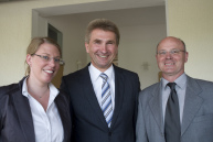 Innovationsminister Prof. Dr. Andreas Pinkwart mit Frank-Rüdiger Bürgel und Almuth Gierse (bis Sommer 2010) von der Pressestelle der FH Bielefeld auf einem Gruppenfoto