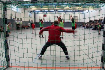 Handballer wirft aufs Tor