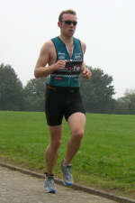 Markus Klawitter bewältigt im grünen Trikot und schwarzer Hose einen Triathlon.