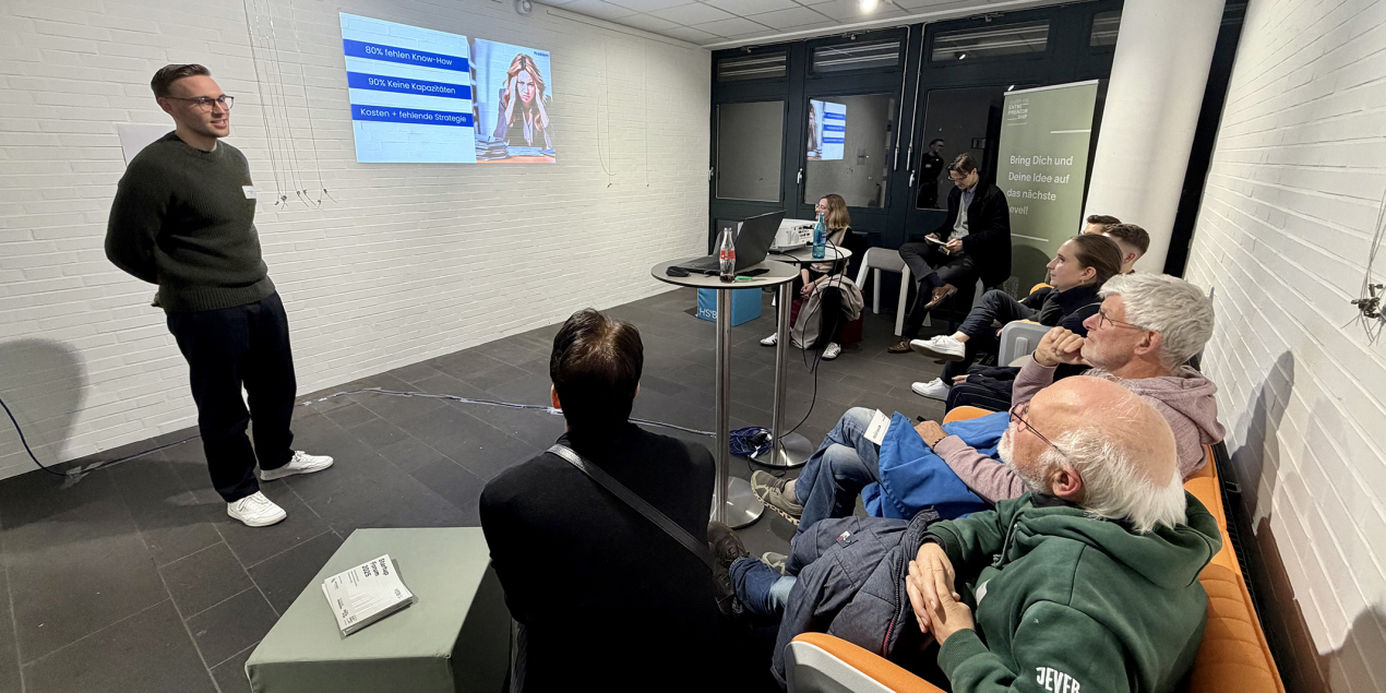 Ein Mann hält einen Vortrag beim Startup Forum