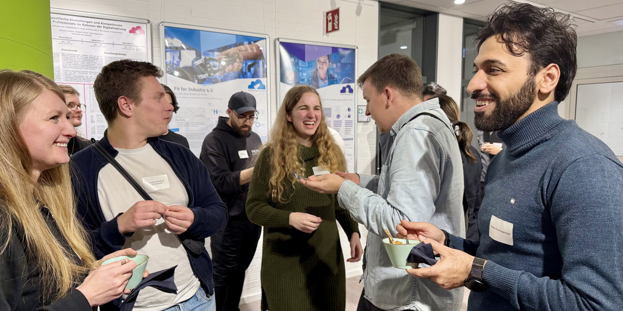 Teilnehmer:innen unterhalten sich beim Startup Forum