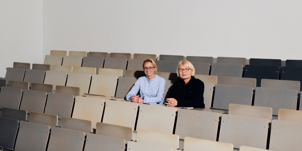 Foto: Bauer und Schramm-Wölk sitzen im Audimax
