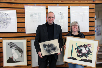 Herr Beaugrand und Frau Hauke mit Bildern der Artothek