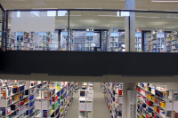 Foto der gefüllten Bibliotheksregale am Campus Bielefeld mit Galerie