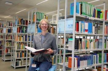 Foto von der Leiterin der Bibliothek am Campus Bielefeld Dr. Karin Ilg