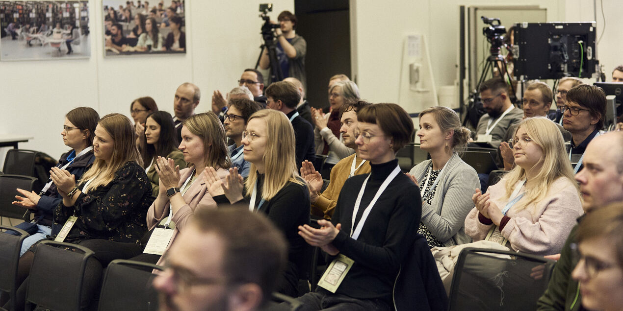 Foto: Die Stuhlreihen im Konferenzsaal sind voll besetzt