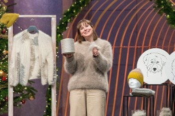 Ann Cathrin Schönrock hält eine Rolle garn in den Händen