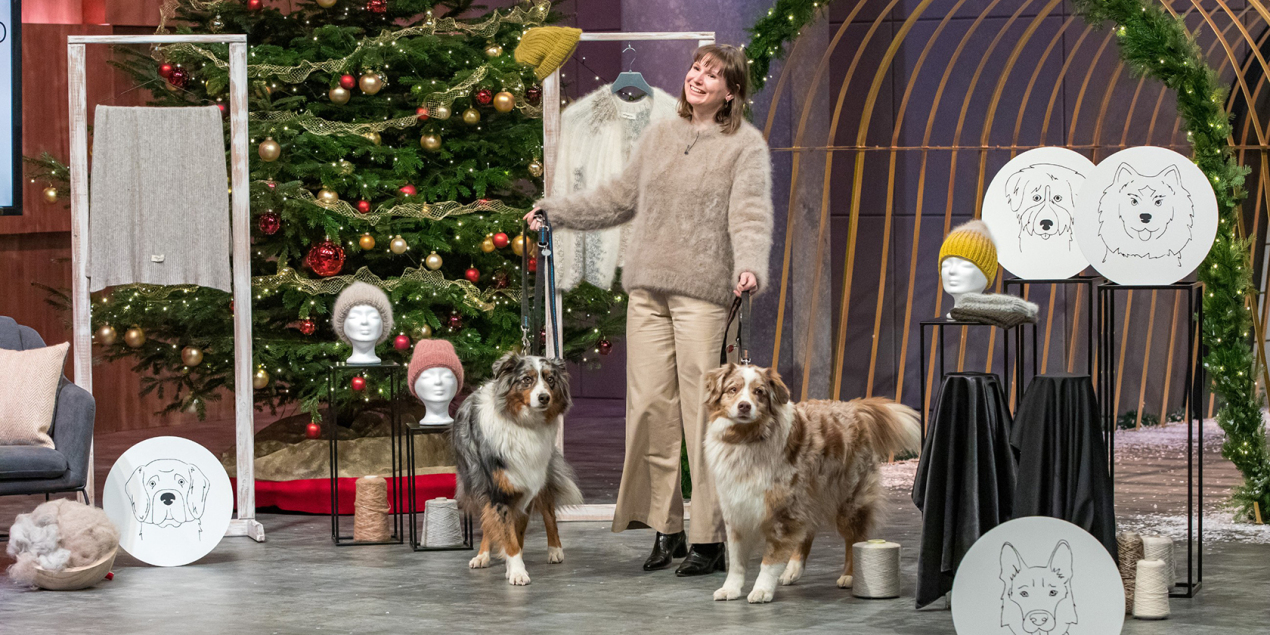 Ann Cathrin Schönrock hält zwei Australian Shepherds an der Leine