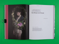 Alte Fotografien ihrer Familie inspirierten Isabelle Tegtmeier zu einer romantischen Kollektion, die zu den Goldenen Zeiten der 40er Jahre passt.