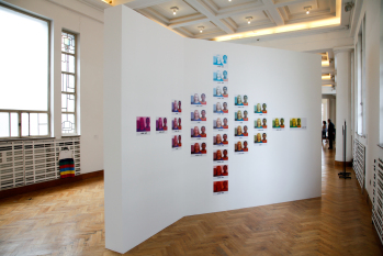 Bilder hängen an einer Wand