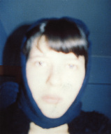 Ein verschwommenes Selbtporträt von einer dunkelhaarigen Frau