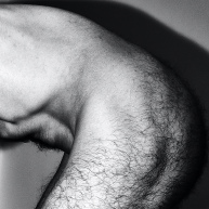 Ein nackter Männerkörper von der Seite fotografiert