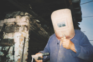 Ein mann mit schweißt mit Schweißermaske