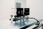 Foto: Zwei Bildschirme stehen auf einem Tisch