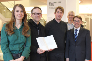 Dr. Melanie Peetz, Prof. Dirk Fütterer, Arne Vogt, Dr. Bruno Steimer und Harald Pilzer mit der Bielefelder Bibel. Prof. Fütterer hat das aufgeschlagene Buch in der Hand.