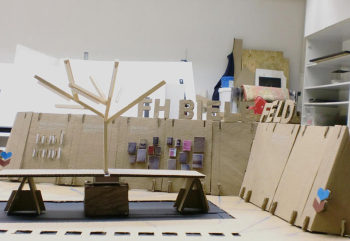 Der Messestand aus Wabenpappe dient den Studierenden als Büro, in dem sie zusammen mit Besuchrinnen und Besuchern das 4-Tage-Buch gestalten.