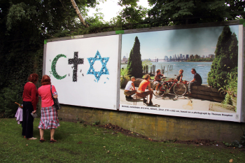 Zwei Plakate, zwei Zuschauerinnen