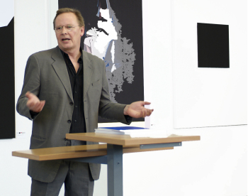 Prof. Göbel hält bei der Abschlussfeier der PLAKARTIVE-Ausstellung eine Rede an einem Pult