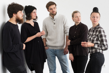Die FH-Studierenden vom Fachbereich Gestaltung (von links) Leopold Strey, Carolin Bollig, Giogio Morra, Meelinda Ehlert und Alexandra Polina haben die Raum 21-Ausstellungen kuratiert.