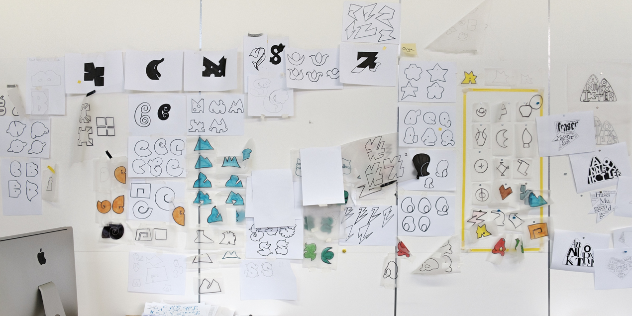 Skizzen hängen an einer Wand