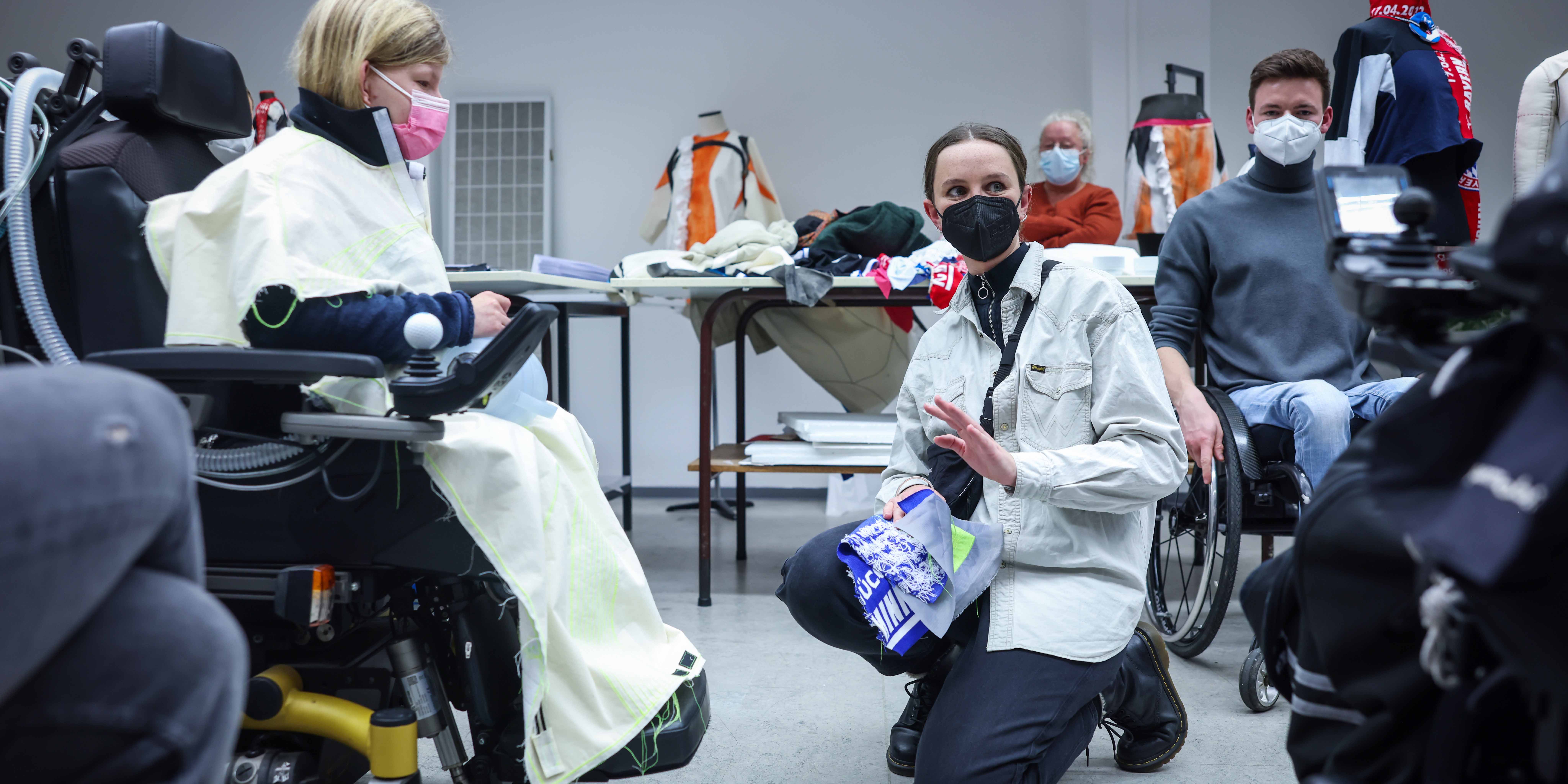 Isabel Niemann neben Josephine Otte. Sie hält eine Stoffprobe in den Händern