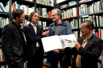 Vier Buchgestalter freuen sich über den Book-Award