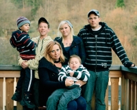 Kleiner erkrankter Fußballheld im Kreise der Familie