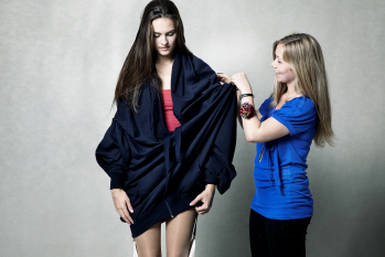 Stephanie Höcker nimmt beim Fotoshooting die letzten Handgriffe an ihren Outfits vor.
