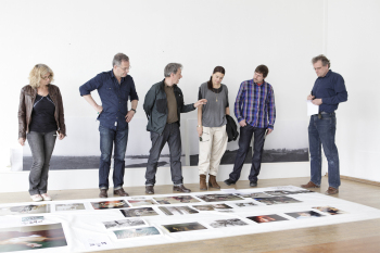 Die Jury des Leica Prix Preises schaut sich die Projekte an und berät sich.