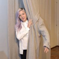 Katja Skoppek ist mit einem Arm in den Mantel geschlüpft.