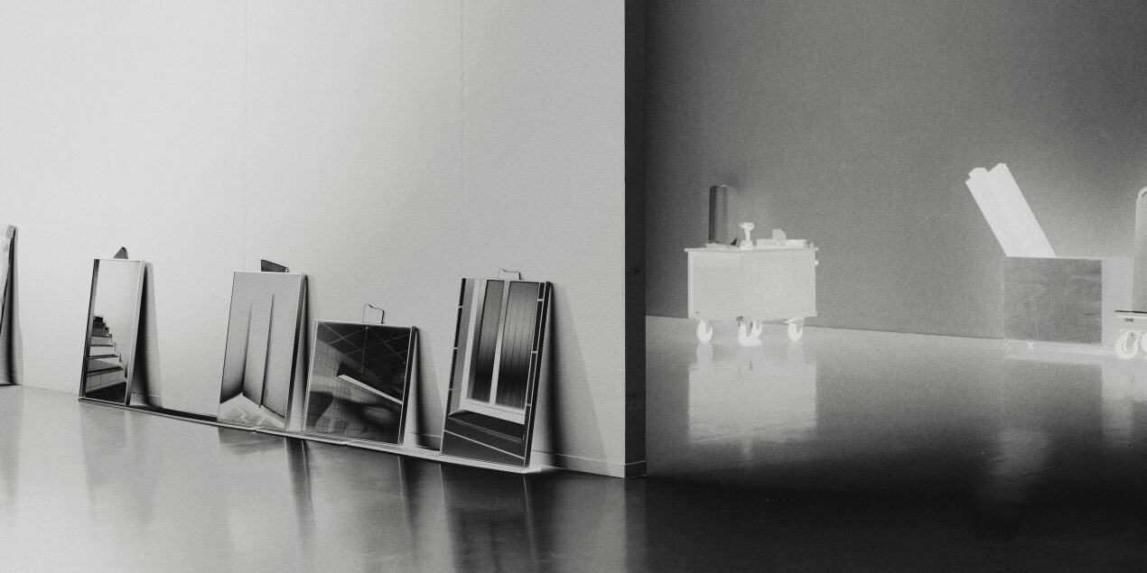 Ausstellungsraum mit Fotografien