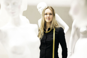 Heute wird in Heidelberg im Rahmen des 50. Forums der Textilwirtschaft eine Studentin der Fachhochschule (FH) Bielefeld ausgezeichnet. Tatsiana Hershaniuk (25), die im Fachbereich Gestaltung Mode studiert erhält auf Vorschlag des Kuratoriums der Wilhelm-L