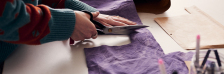 Zuschneiden von Stoffen anhand von Schnittmustern.