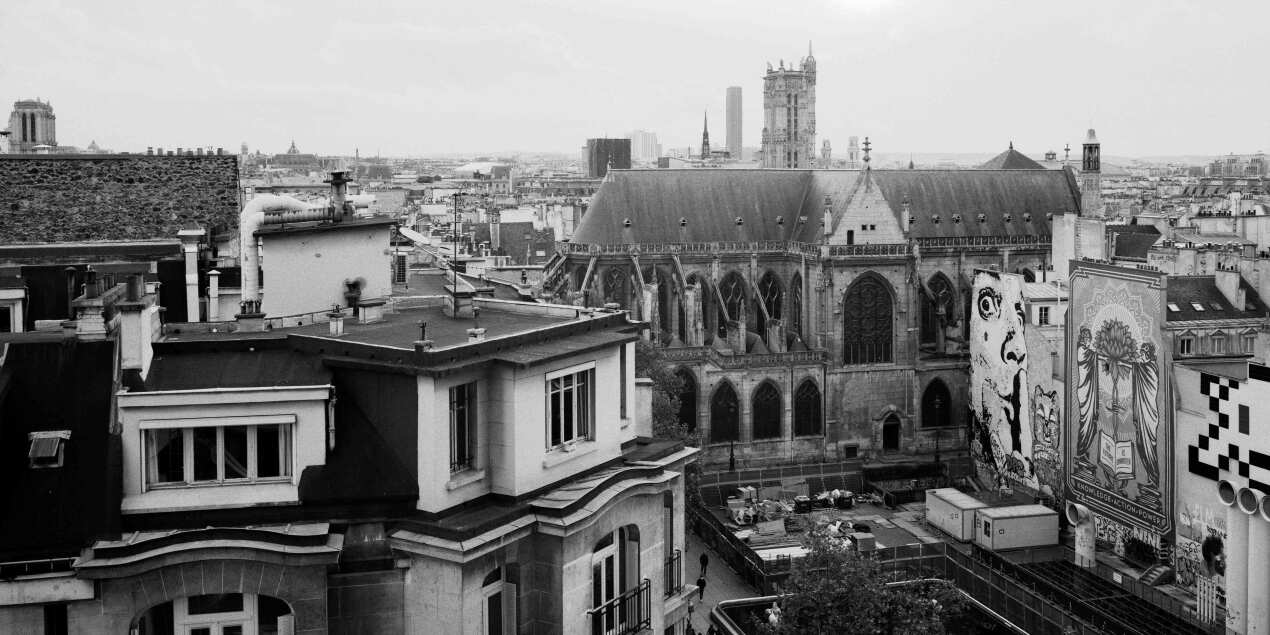 Ein Schwarz-weiß-Bild einer Stadt.