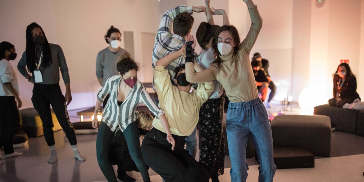 Mehrere Studierende stehen in Tanzposen dich nebeneinander.