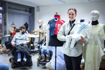 Isabel Niemann hält eine Schneiderpuppe in den Händen